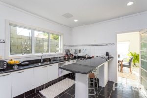 Casa à venda com 420m², 4 dormitórios, 1 suíte, 4 vagas, no bairro Nonoai em Porto Alegre