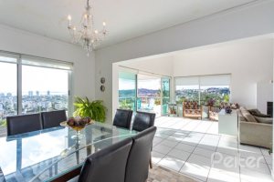 Casa à venda com 420m², 4 dormitórios, 1 suíte, 4 vagas, no bairro Nonoai em Porto Alegre