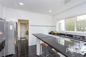 Casa à venda com 420m², 4 dormitórios, 1 suíte, 4 vagas, no bairro Nonoai em Porto Alegre