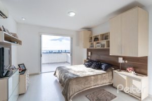 Casa à venda com 420m², 4 dormitórios, 1 suíte, 4 vagas, no bairro Nonoai em Porto Alegre