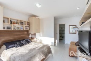 Casa à venda com 420m², 4 dormitórios, 1 suíte, 4 vagas, no bairro Nonoai em Porto Alegre