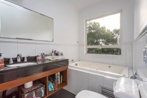 Casa à venda com 420m², 4 dormitórios, 1 suíte, 4 vagas, no bairro Nonoai em Porto Alegre