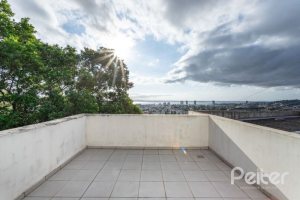 Casa à venda com 420m², 4 dormitórios, 1 suíte, 4 vagas, no bairro Nonoai em Porto Alegre