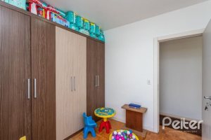Casa à venda com 420m², 4 dormitórios, 1 suíte, 4 vagas, no bairro Nonoai em Porto Alegre