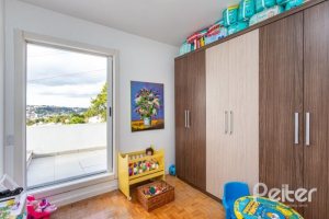 Casa à venda com 420m², 4 dormitórios, 1 suíte, 4 vagas, no bairro Nonoai em Porto Alegre