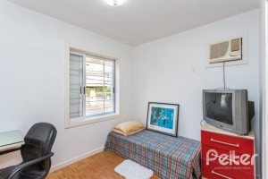 Casa à venda com 420m², 4 dormitórios, 1 suíte, 4 vagas, no bairro Nonoai em Porto Alegre