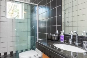 Casa à venda com 420m², 4 dormitórios, 1 suíte, 4 vagas, no bairro Nonoai em Porto Alegre