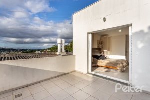 Casa à venda com 420m², 4 dormitórios, 1 suíte, 4 vagas, no bairro Nonoai em Porto Alegre
