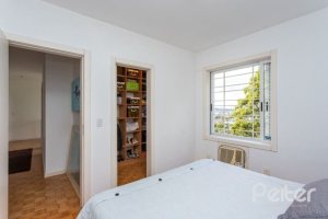 Casa à venda com 420m², 4 dormitórios, 1 suíte, 4 vagas, no bairro Nonoai em Porto Alegre