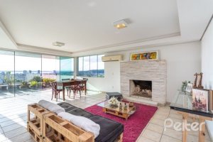 Casa à venda com 420m², 4 dormitórios, 1 suíte, 4 vagas, no bairro Nonoai em Porto Alegre