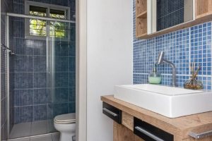 Casa à venda com 420m², 4 dormitórios, 1 suíte, 4 vagas, no bairro Nonoai em Porto Alegre