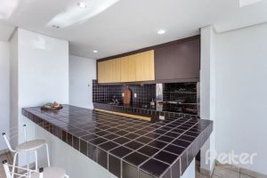 Casa à venda com 420m², 4 dormitórios, 1 suíte, 4 vagas, no bairro Nonoai em Porto Alegre