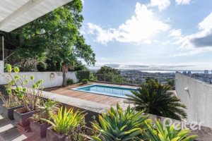 Casa à venda com 420m², 4 dormitórios, 1 suíte, 4 vagas, no bairro Nonoai em Porto Alegre