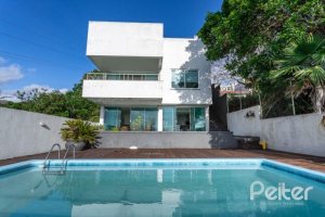 Casa à venda com 420m², 4 dormitórios, 1 suíte, 4 vagas, no bairro Nonoai em Porto Alegre