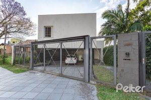 Casa à venda com 420m², 4 dormitórios, 1 suíte, 4 vagas, no bairro Nonoai em Porto Alegre