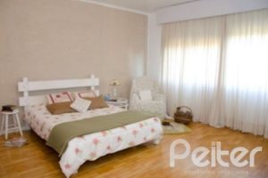 Casa à venda com 300m², 4 dormitórios, 2 suítes, 4 vagas, no bairro Vila Assunção em Porto Alegre