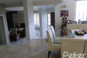 Casa à venda com 400m², 3 dormitórios, 1 suíte, 3 vagas, no bairro Jardim Isabel em Porto Alegre