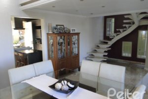 Casa à venda com 400m², 3 dormitórios, 1 suíte, 3 vagas, no bairro Jardim Isabel em Porto Alegre