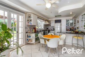 Casa à venda com 407m², 3 dormitórios, 2 suítes, 4 vagas, no bairro Ipanema em Porto Alegre