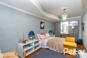 Casa à venda com 407m², 3 dormitórios, 2 suítes, 4 vagas, no bairro Ipanema em Porto Alegre