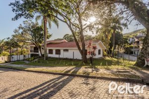 Casa à venda com 350m², 3 dormitórios, 1 suíte, 2 vagas, no bairro Jardim Isabel em Porto Alegre