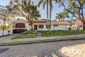 Casa à venda com 350m², 3 dormitórios, 1 suíte, 2 vagas, no bairro Jardim Isabel em Porto Alegre
