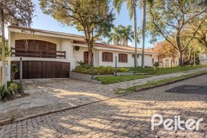 Casa à venda com 350m², 3 dormitórios, 1 suíte, 2 vagas, no bairro Jardim Isabel em Porto Alegre