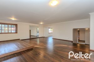 Casa à venda com 350m², 3 dormitórios, 1 suíte, 2 vagas, no bairro Jardim Isabel em Porto Alegre