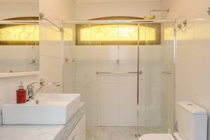 Casa à venda com 350m², 3 dormitórios, 1 suíte, 2 vagas, no bairro Jardim Isabel em Porto Alegre