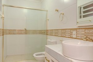 Casa à venda com 350m², 3 dormitórios, 1 suíte, 2 vagas, no bairro Jardim Isabel em Porto Alegre