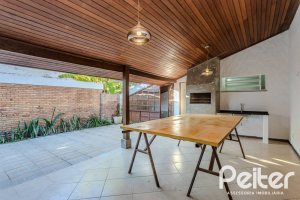 Casa à venda com 350m², 3 dormitórios, 1 suíte, 2 vagas, no bairro Jardim Isabel em Porto Alegre