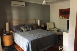 Casa em Condomínio à venda com 270m², 3 dormitórios, 1 suíte, 3 vagas, no bairro Tristeza em Porto Alegre