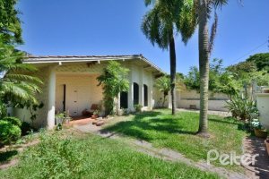 Casa à venda com 442m², 6 dormitórios, 3 suítes, 3 vagas, no bairro Vila Assunção em Porto Alegre