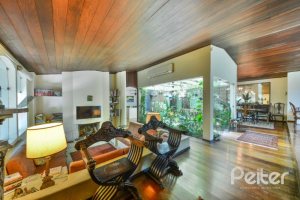 Casa à venda com 442m², 6 dormitórios, 3 suítes, 3 vagas, no bairro Vila Assunção em Porto Alegre