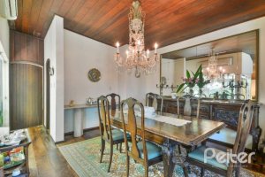 Casa à venda com 442m², 6 dormitórios, 3 suítes, 3 vagas, no bairro Vila Assunção em Porto Alegre