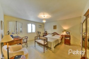 Casa à venda com 442m², 6 dormitórios, 3 suítes, 3 vagas, no bairro Vila Assunção em Porto Alegre