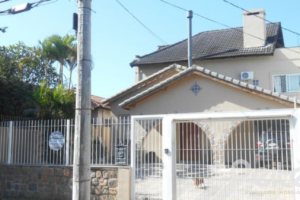 Casa à venda com 390m², 4 dormitórios, 1 suíte, 3 vagas, no bairro Vila Assunção em Porto Alegre