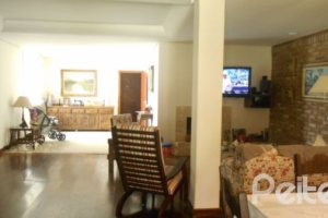 Casa à venda com 390m², 4 dormitórios, 1 suíte, 3 vagas, no bairro Vila Assunção em Porto Alegre