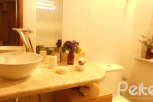 Casa à venda com 390m², 4 dormitórios, 1 suíte, 3 vagas, no bairro Vila Assunção em Porto Alegre