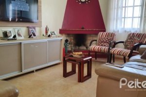 Casa à venda com 192m², 3 dormitórios, 1 suíte, 2 vagas, no bairro Cristal em Porto Alegre