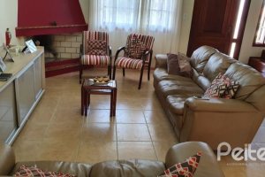 Casa à venda com 192m², 3 dormitórios, 1 suíte, 2 vagas, no bairro Cristal em Porto Alegre