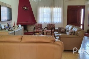 Casa à venda com 192m², 3 dormitórios, 1 suíte, 2 vagas, no bairro Cristal em Porto Alegre