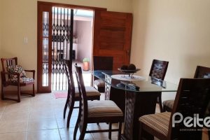 Casa à venda com 192m², 3 dormitórios, 1 suíte, 2 vagas, no bairro Cristal em Porto Alegre