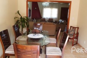 Casa à venda com 192m², 3 dormitórios, 1 suíte, 2 vagas, no bairro Cristal em Porto Alegre