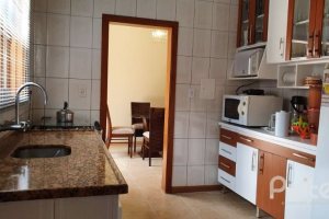 Casa à venda com 192m², 3 dormitórios, 1 suíte, 2 vagas, no bairro Cristal em Porto Alegre