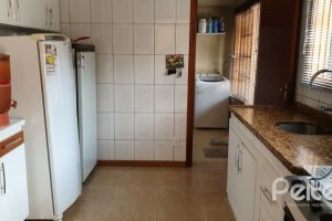 Casa à venda com 192m², 3 dormitórios, 1 suíte, 2 vagas, no bairro Cristal em Porto Alegre