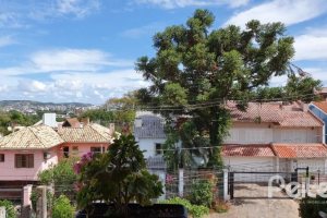 Casa à venda com 192m², 3 dormitórios, 1 suíte, 2 vagas, no bairro Cristal em Porto Alegre