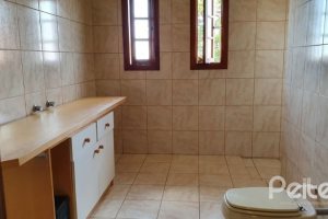 Casa à venda com 192m², 3 dormitórios, 1 suíte, 2 vagas, no bairro Cristal em Porto Alegre