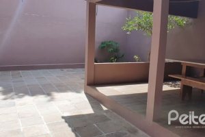 Casa à venda com 192m², 3 dormitórios, 1 suíte, 2 vagas, no bairro Cristal em Porto Alegre