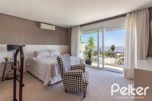 Casa à venda com 258m², 4 dormitórios, 2 suítes, 3 vagas, no bairro Vila Conceição em Porto Alegre